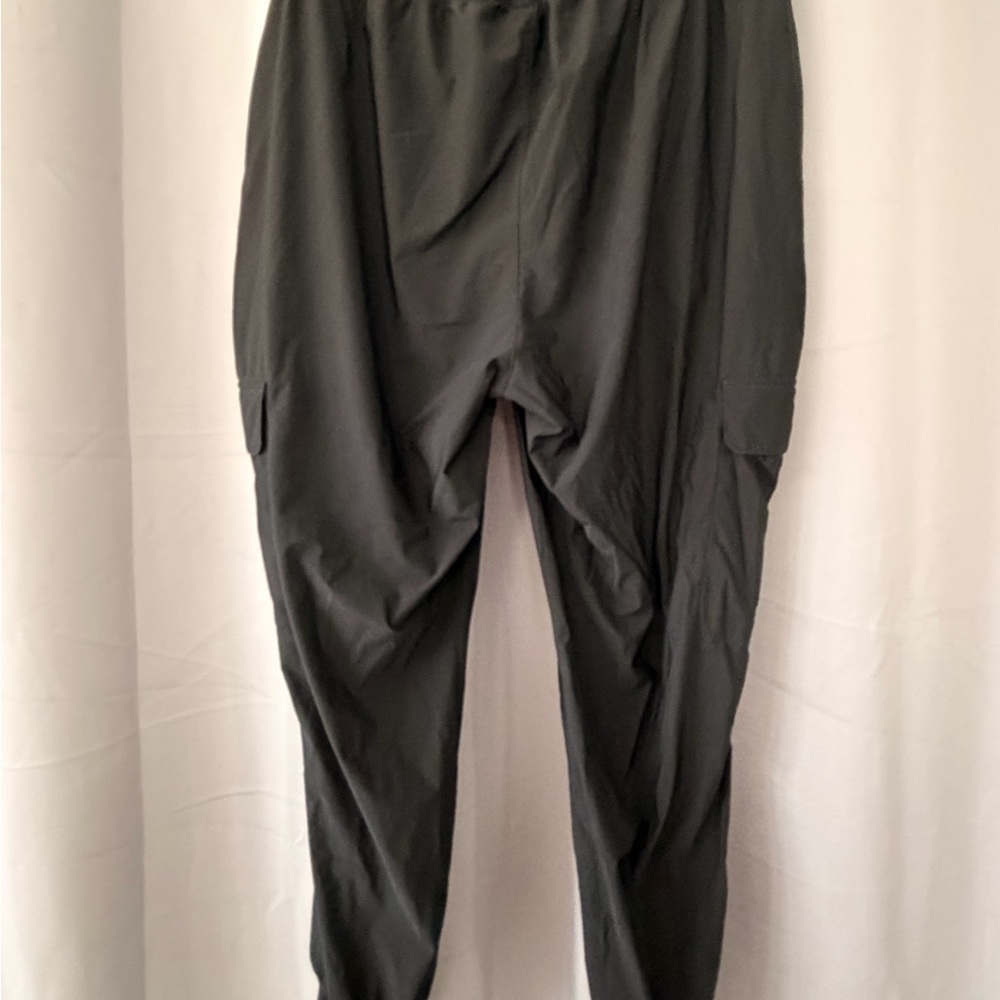 EUC Women’s XL Old Navy Sleek Tech Black Cargo Pants - Picture 3 of 5